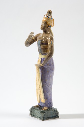 Man voorstellende Javaanse danser op voetstuk, gesierd met hoofdtooi en banden om de bovenarmen