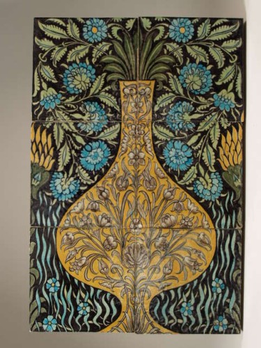 Tegeltableau met polychroom decor met een grote vaas