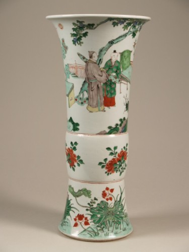Bekervaas ofwel gu, met decor van figuren in een landschap, bloemranken en lotusbloemen, famille verte