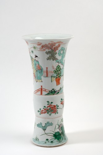 Bekervaas ofwel gu, met decor van figuren in een landschap, bloemranken en lotusbloemen, famille verte