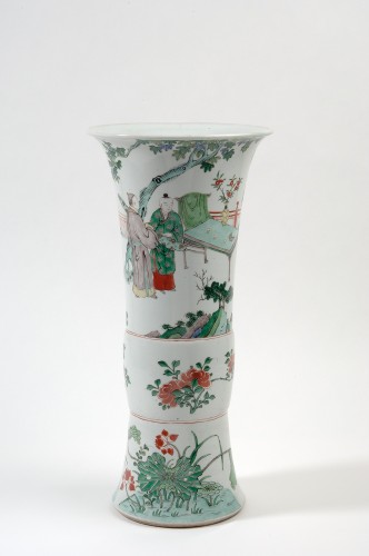 Bekervaas ofwel gu, met decor van figuren in een landschap, bloemranken en lotusbloemen, famille verte