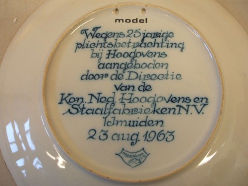 Bord voor het 25-jarig dienstjubileum van de heer Reinhart bij Hoogovens