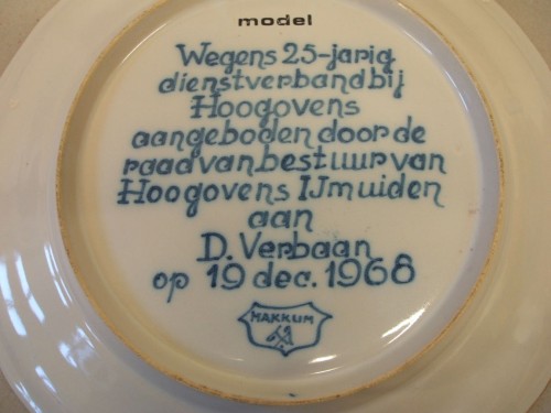 Bord voor het 25-jarig dienstjubileum van D. Verbaan bij Hoogovens