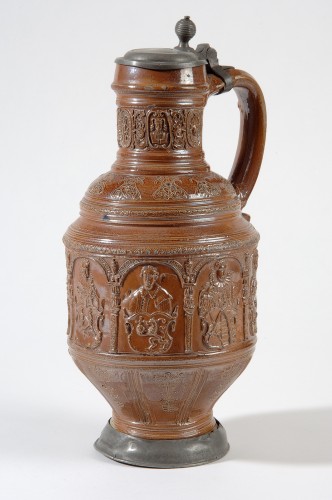 Keurvorstenkruik met cilindervormige buik en hals, portretten en wapens van zeven keurvorsten