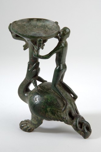 Bronzen drakenkandelaar met man op de rug