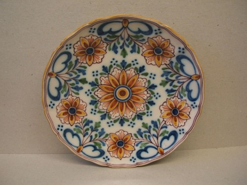 Bord met ornamentaal-floraal decor