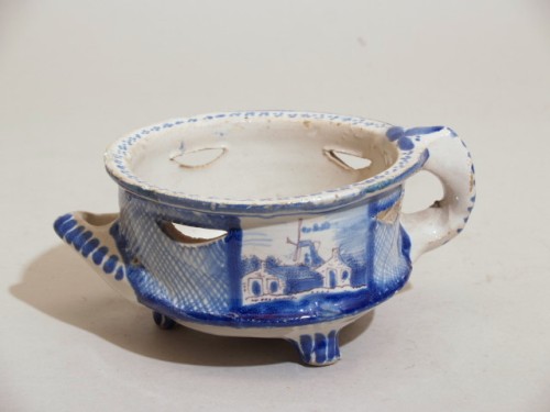 Komfoor met decor van landschapjes in blauw met paarse trek