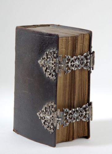 Kerkboek met zilveren boekklampen