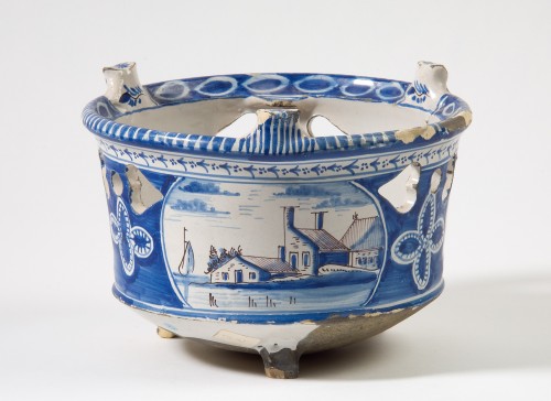 Komfoor met decor van landschapjes in blauw met paarse trek