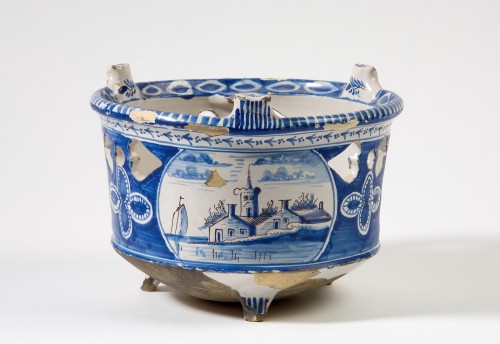 Komfoor met decor van landschapjes in blauw met paarse trek