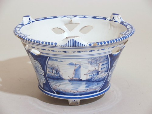 Komfoor met decor van landschap in blauw met paarse trek