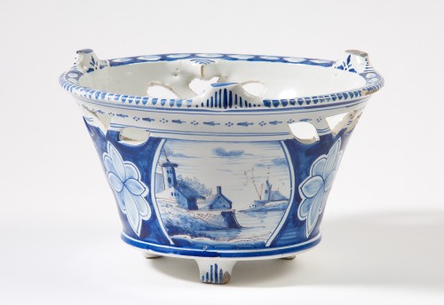 Komfoor met decor van landschap in blauw met paarse trek