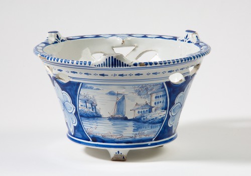 Komfoor met decor van landschap in blauw met paarse trek