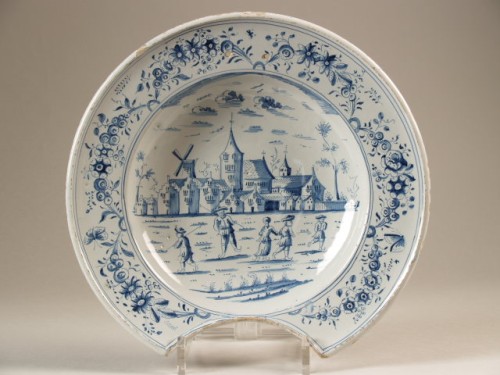 Faience scheerbekken met blauwwit decor van dorpsgezicht