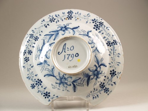 Faience scheerbekken met blauwwit decor van dorpsgezicht