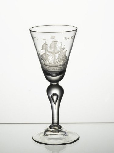 Pronkbokaal met geëtste voorstelling van een driemaster en 'Salus Patriae'.