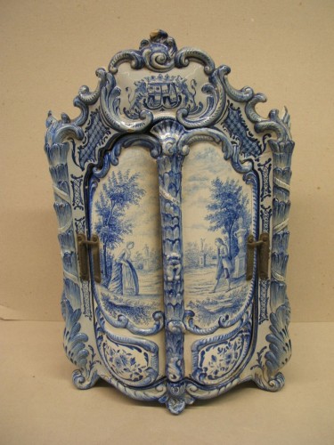 Linnenkast met ornamentaal-floraal decor
