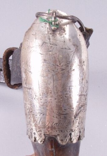 Zeilmakershoorn, met zilver beslagen waarop een driemaster is gegraveerd.