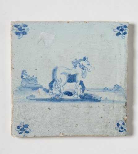 Tegel met blauwwit decor van een paard in landschap