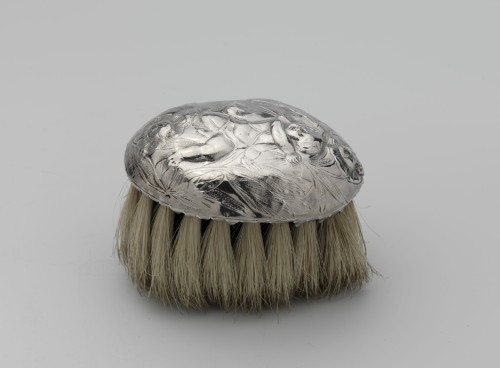 Zilveren borstelrug met gedreven decoratie