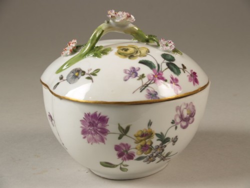 Kom met deksel in vorm van perzik met bloemdecor