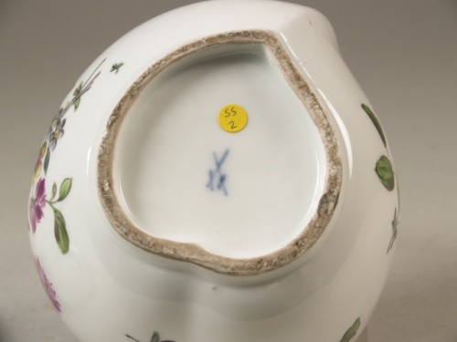 Kom met deksel in vorm van perzik met bloemdecor