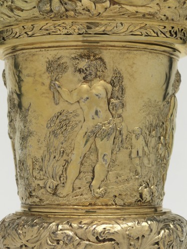 Huwelijksbokaal van verguld zilver met decor in relief