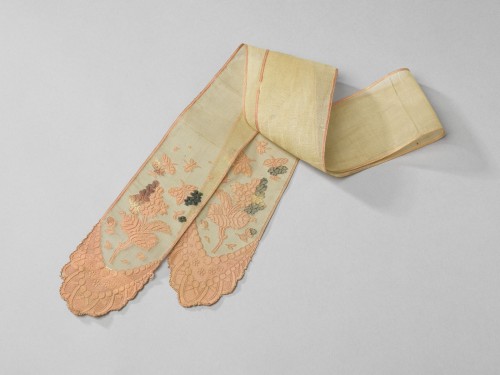 Smalle sjaal van witte batist met een gebrocheerde versiering in de vorm van een bloementak