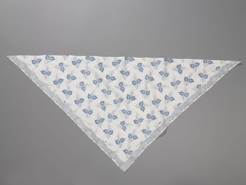 Driekante katoenen doek met blauwe takjes en een bloemenrand