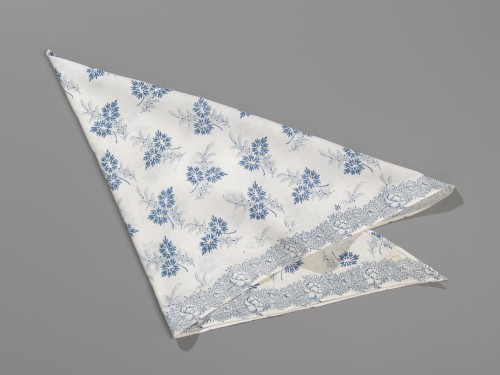 Driekante katoenen doek met blauwe takjes en een bloemenrand