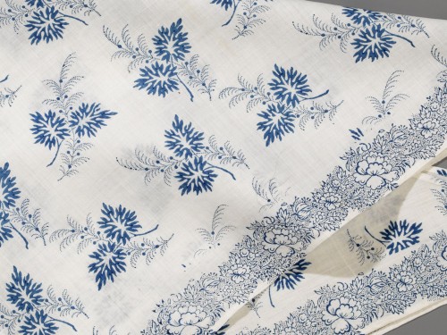 Driekante katoenen doek met blauwe takjes en een bloemenrand