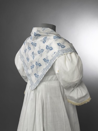 Driekante katoenen doek met blauwe takjes en een bloemenrand