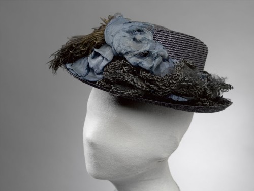 Donkerblauwe gevlochten strooien hoed met lint en struisveer