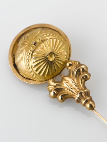 Paar Amelander gouden mutsenspelden met ronde knoppen versierd met drijf- en stampwerk