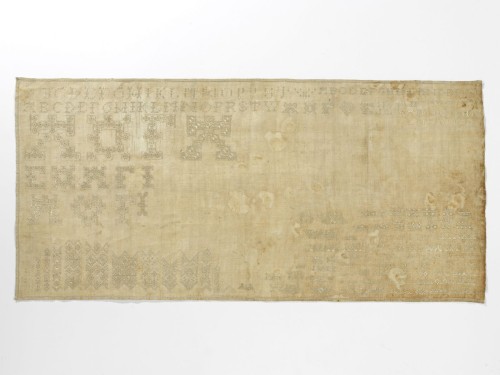 Lettermerklap met sneewerk, alfabet, met zijde geborduurd, opengewerkte motieven, jaartal 1662