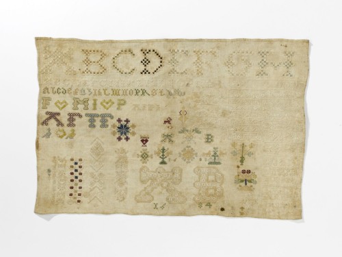 Lettermerklap met snee- en witwerk van linnen, drie rijen alfabet, diverse initialen, AB, 1684