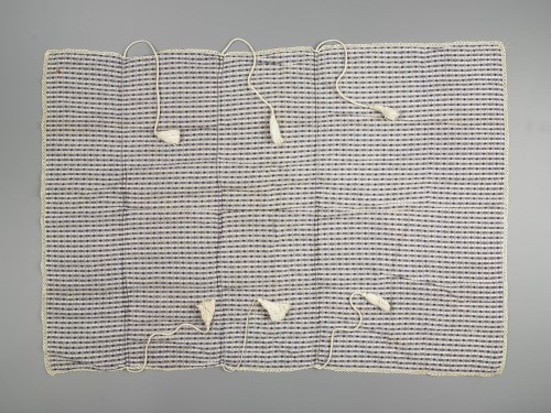Een pakdoek van bedrukte katoen, paars-wit gestreept, onderdeel van grotere groep