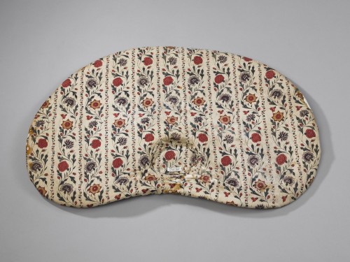 Zonhoed met sitsenvoering, motieven op witte grond, contouren zwart en rood