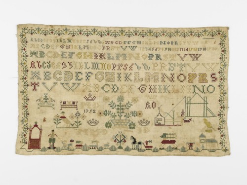 Lettermerklap, 6 rijen alfabetten, figuren en huis met hijswerktuig, gemerkt MD 1752