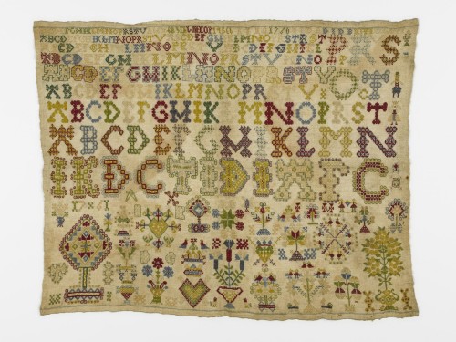 Lettermerklap met alfabet, in verschillende kleuren, levensbomen, molen, poppetjes, jaartal 1760