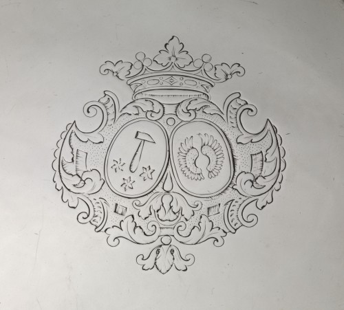 Presenteerblad met midden op plat alliantiewapen gegraveerd gedekt door kroon en omgeven door rocailles