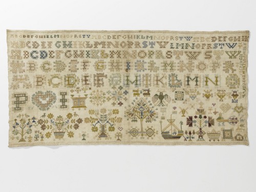 Lettermerklap met alfabet, uitgewerkte letters, levensbomen, boot, vogelmotieven, jaartal 1696, initialen PI