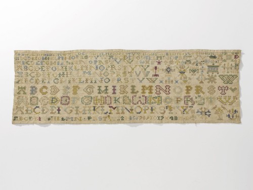 Lettermerklap van linnen geborduurd met zijden garen met tien rijen alfabetten en rechts enkele merken