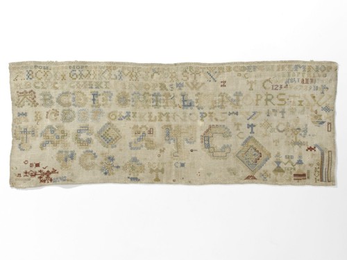 Lettermerklap van linnen, geborduurd met zijden garen, 5 rijen alfabetten met merken en initialen