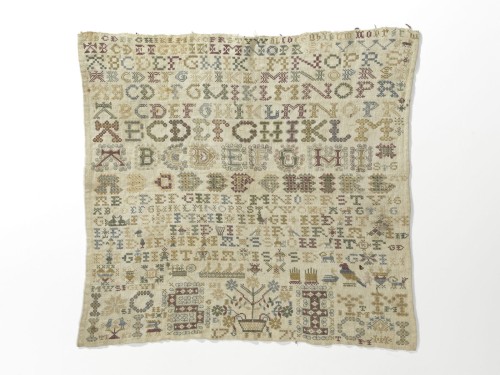 Lettermerklap van linnen, geborduurd met zijden garen, met elf rijen alfabetten, veel initialen en kleine merken