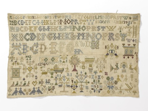 Merkletterlap met alfabet, levensbomen, antieke kast, wieg, diermotieven, initialen SI, jaartal 1780
