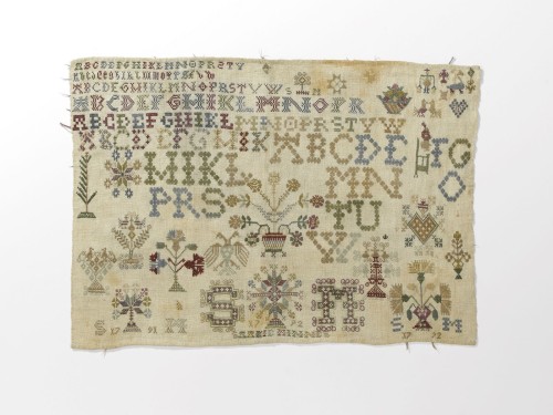 Lettermerklap van linnen, geborduurd met zijden garen met acht rijen alfabetten, gemengd met diverse merken