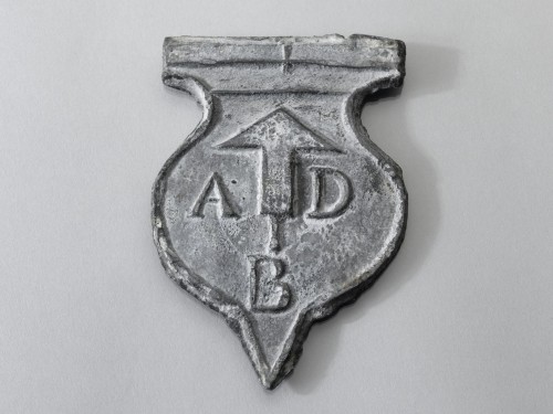 Trotseerloodje in schildvorm met de naam A.D.B.