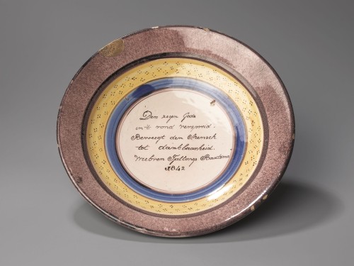 Schotel met spreuk in paarse, gele en blauwe rand met als opschrift o.a. Webren Tjallings Baatsma 1842