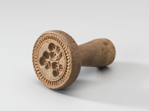 Lindenhouten boterpronker, het stempel versierd met drie klavers